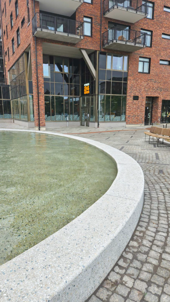 Platsgjutna kanter i terrazzo, Fontän, Terrazzo, Sundsta Torg Karlstad